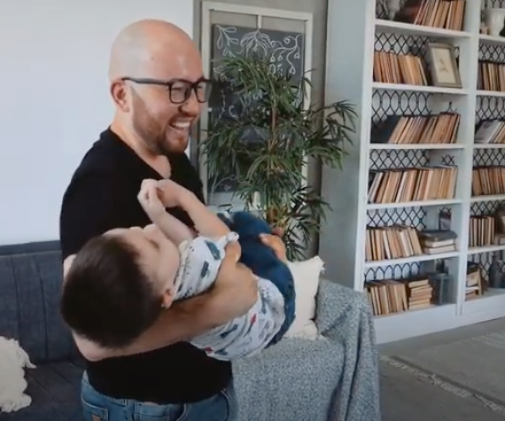 Видео ролик Папа вам не мама